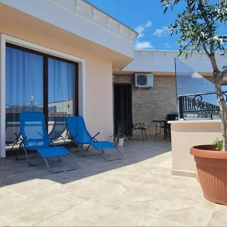Valencia Gardens Terrace Apartment *